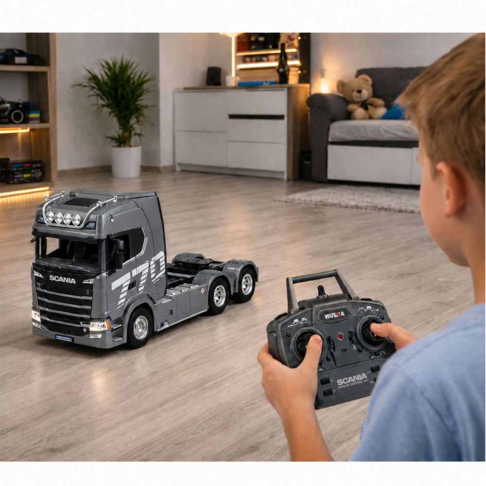 Bērns vada HUINA 1501 Scania RC vilcēju ar tālvadības pulti