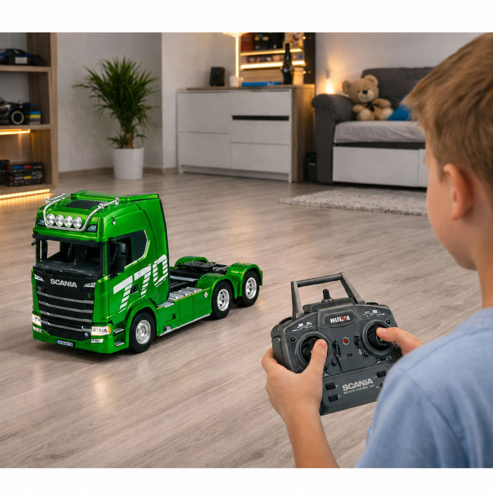 Bērns vada zaļu RC Scania kravas vilcēju 1:18 ar tālvadības pulti