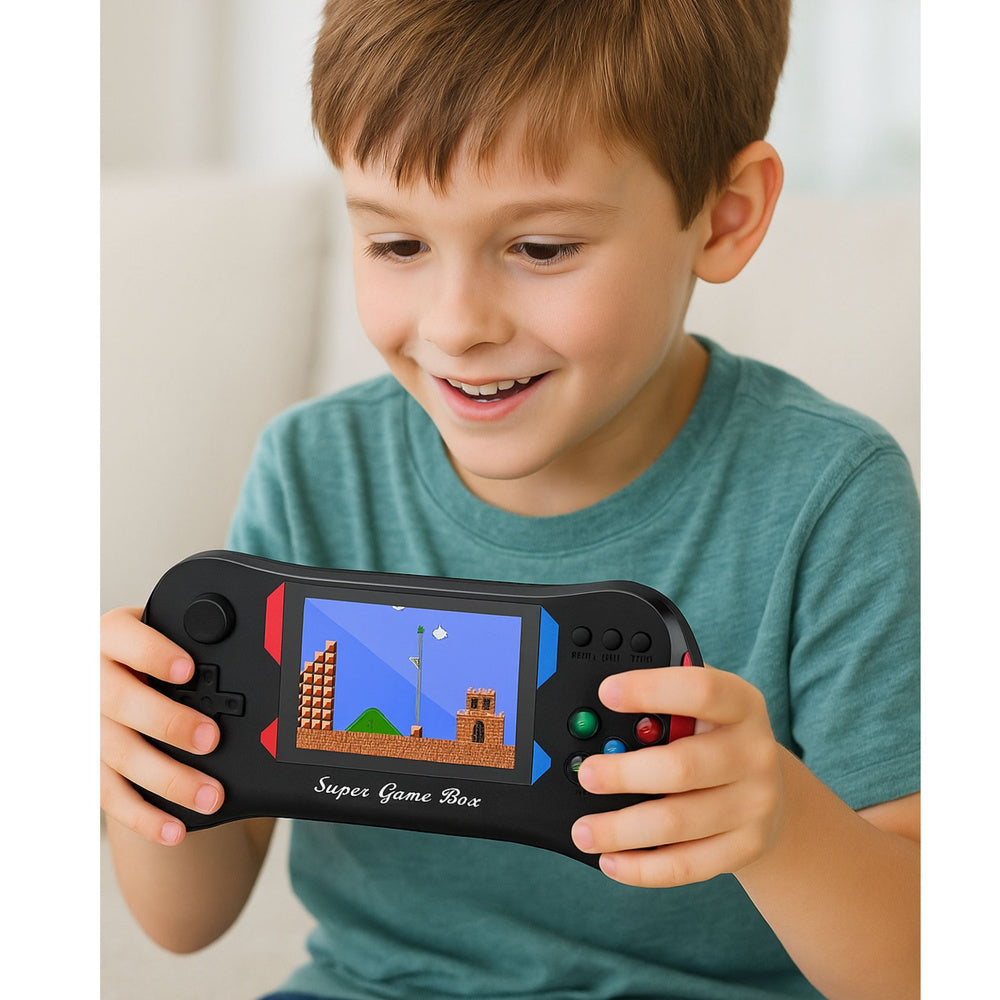 Bērns spēlē portatīvo spēļu konsoli “Super Game Box” ar 3,5 collu ekrānu