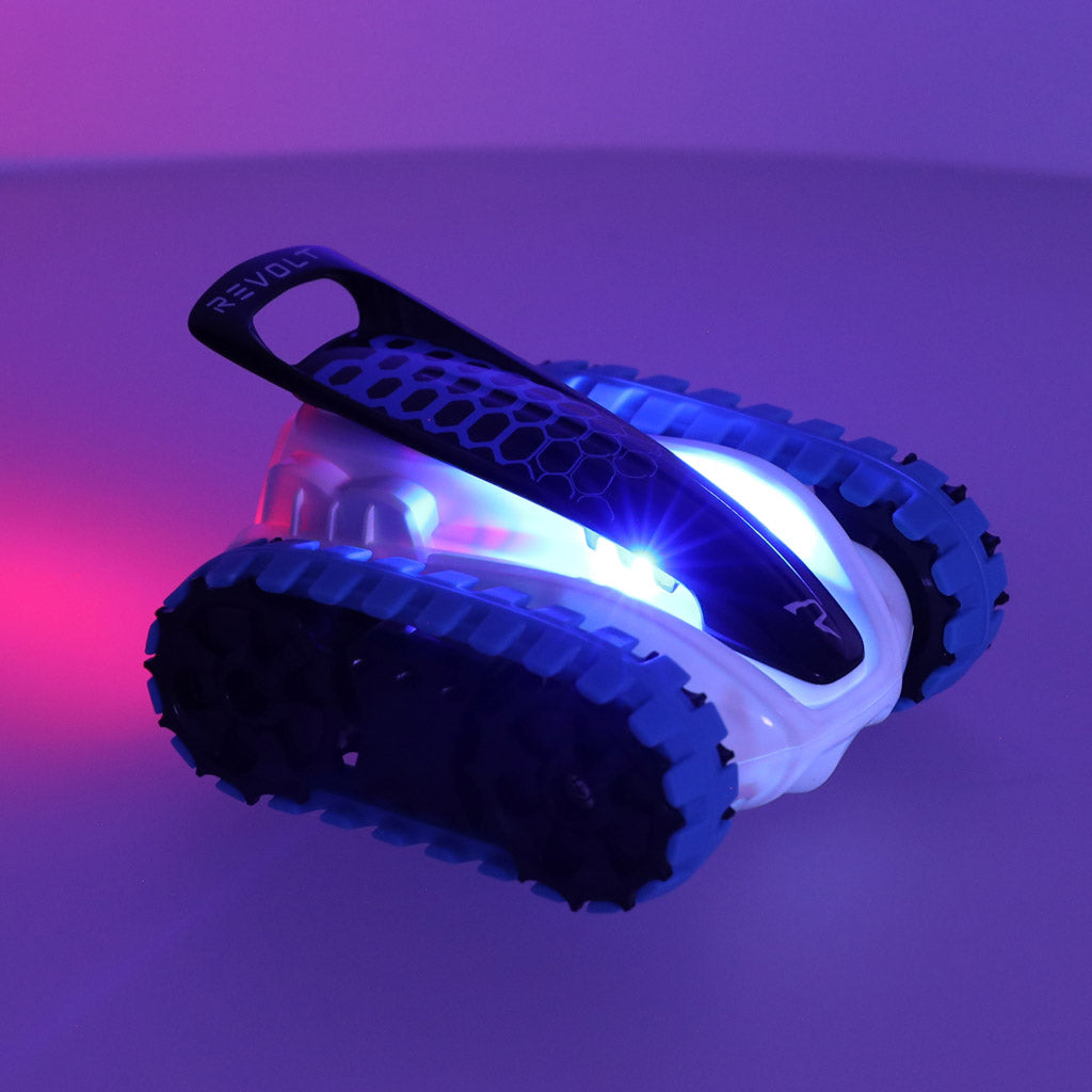 rc bezsceļu auto attēlots kā tumsā spīd zillganlilla led 