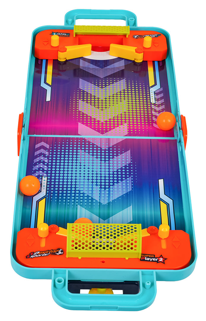 Divu spēlētāju galda sporta spēle ar oranžām bumbiņām un krāsainu laukumu