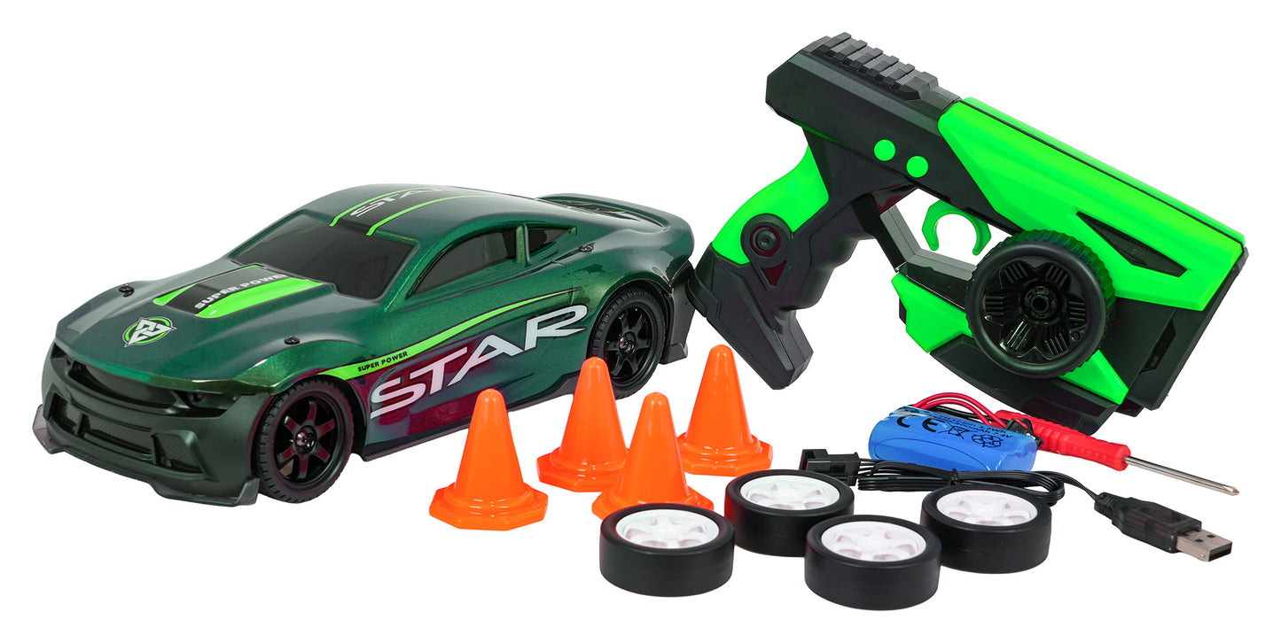 Zaļa Drift Racer RC mašīna ar pulti un aksesuāriem — šķēršļu konusi, rezerves riepas, lādētājs.