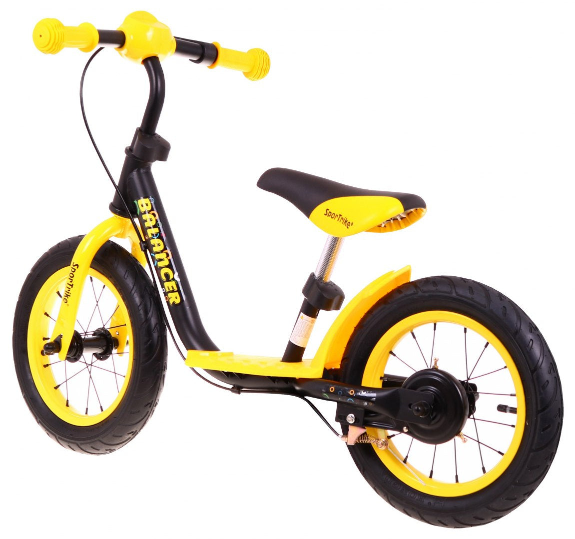 Dzelteni melns bērnu balansa ritenis SportTrike Balancer trīs ceturtdaļu skatā