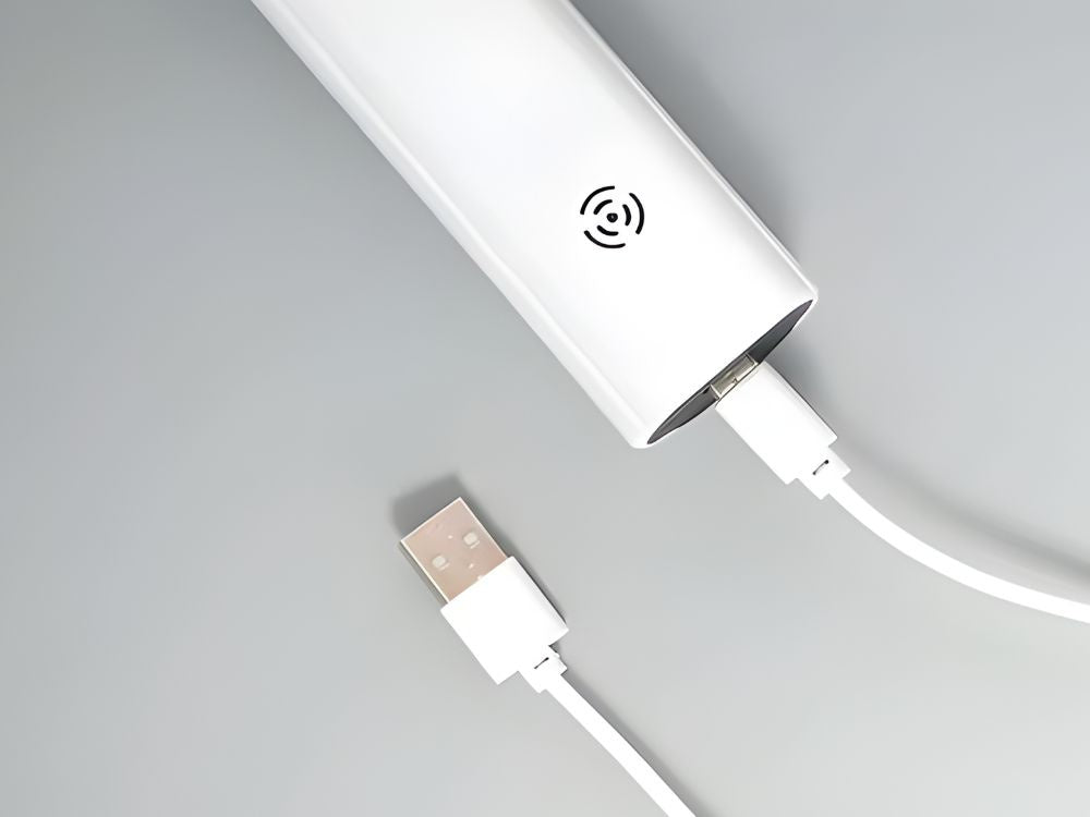 Elektriskā deguna aspiratora uzlāde ar USB kabeli