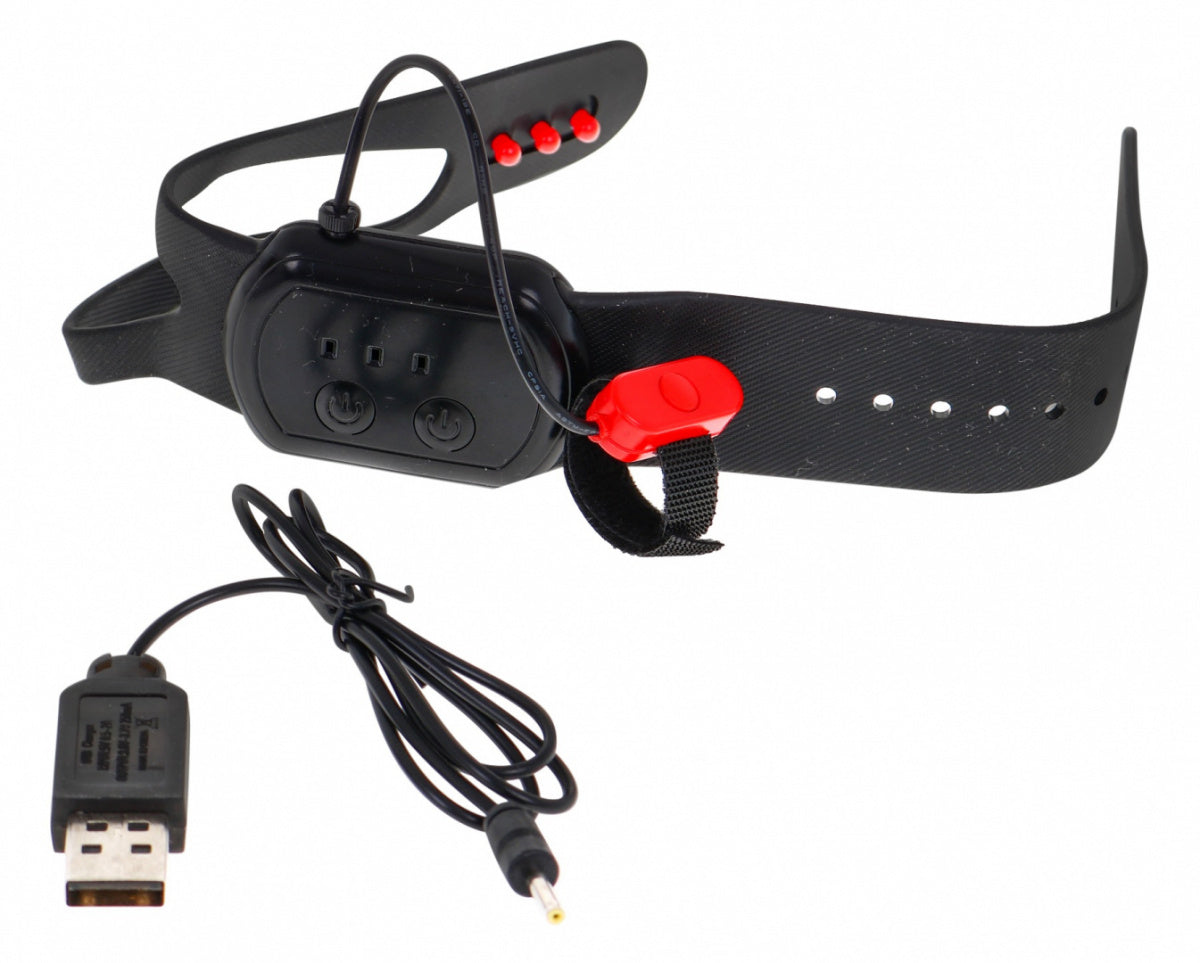 Melna elektroniska siksna ar sarkanu pogu un USB uzlādes kabeli