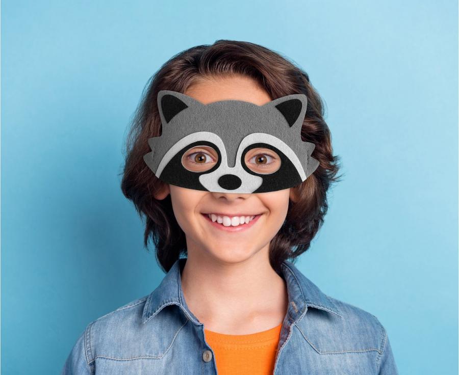 Bērns ar filca jenota masku