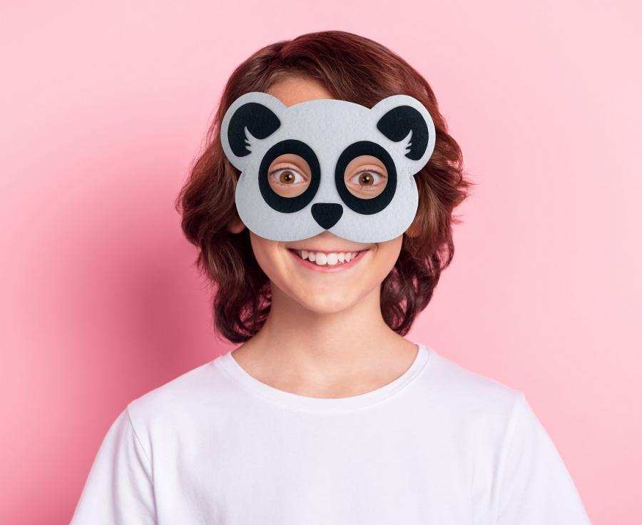 Bērns ar filca pandas masku