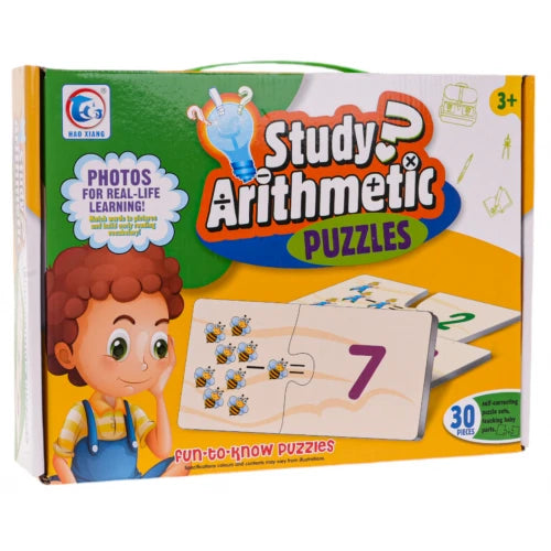 Izglītojoša spēle bērniem "Study Aritmetic Puzzles" ar bērnu un skaitļu mīklu uz balta fona.
