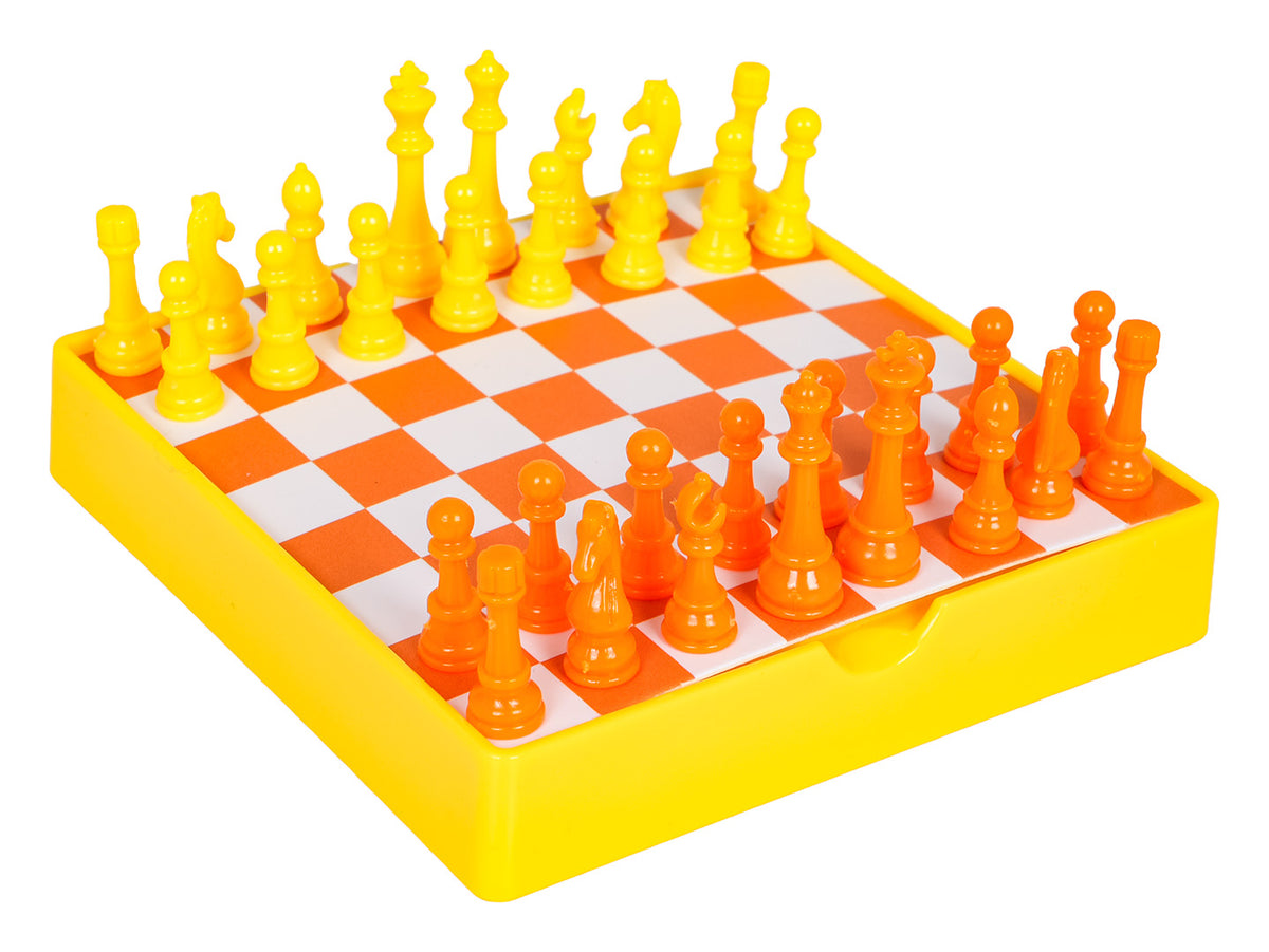 Galda spēle Puzzle Chess ar dzeltenām un oranžām šaha figūrām un spēles laukumu
