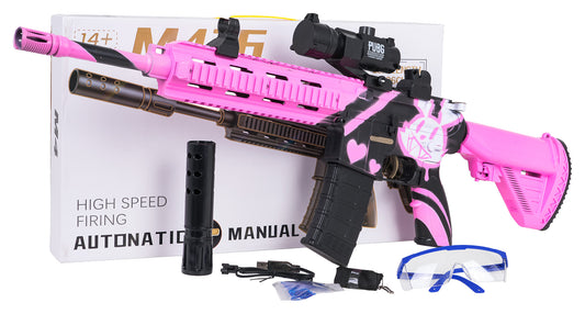Rozā M416 rotaļu gel blaster ar tēmēkli, brillēm, lādiņu un lodīšu piederumiem uz iepakojuma fona