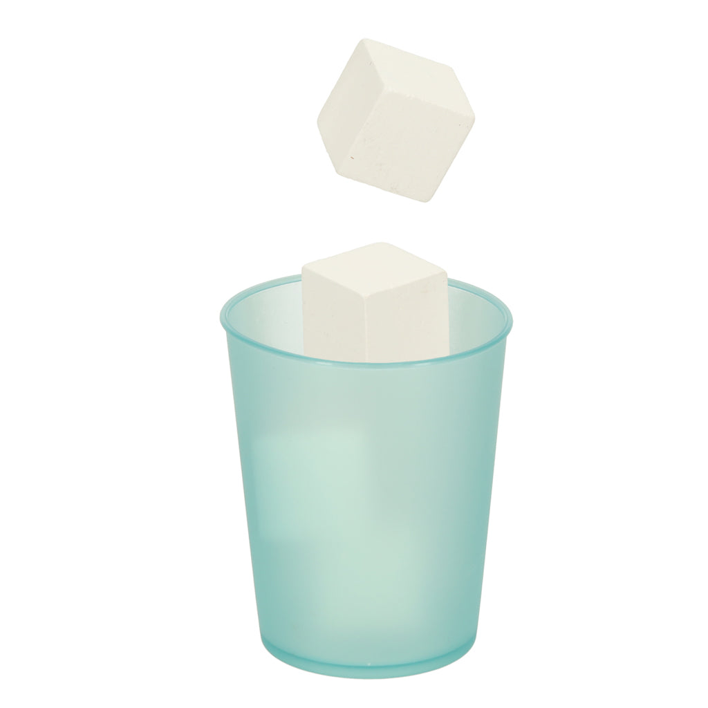 plastmasas glāze ar diviem koka ledus kubiņiem