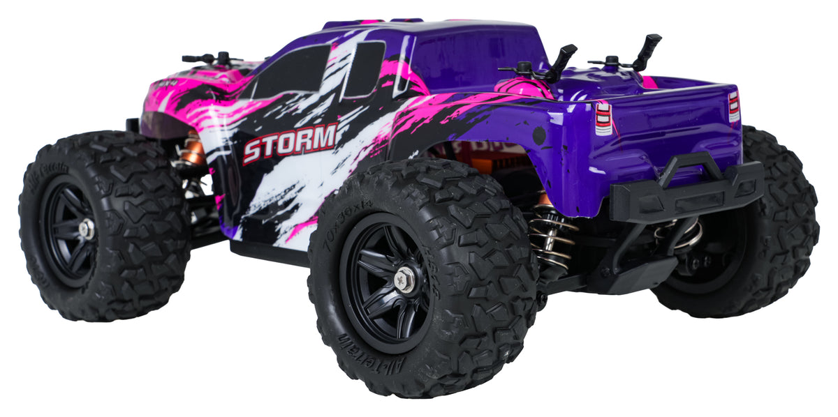HOSPEED STORM V26 radiovadāms bezceļu monster truck auto mērogā 1:18 ar 4x4 pilnpiedziņu, lielām bezceļu riepām, atsperu amortizatoriem un violeti rozā virsbūvi, skats no aizmugures un otra sāna