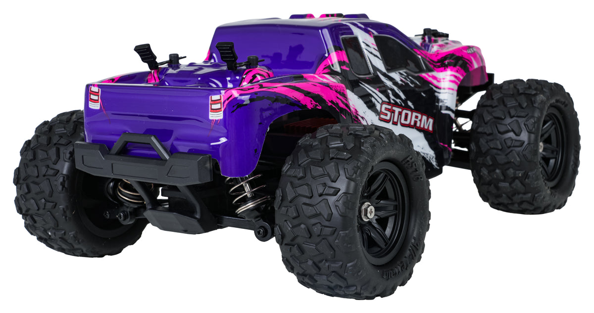 HOSPEED STORM V26 radiovadāms bezceļu monster truck auto mērogā 1:18 ar 4x4 pilnpiedziņu, lielām bezceļu riepām, atsperu amortizatoriem un violeti rozā virsbūvi, skats no aizmugures un sāniem