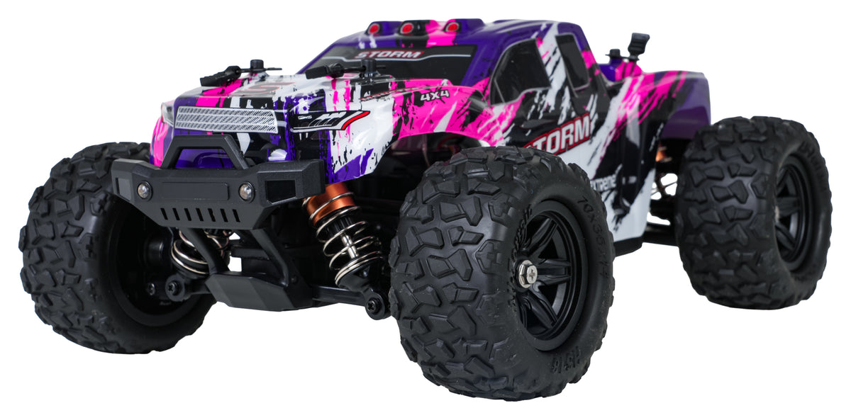 HOSPEED STORM V26 radiovadāms bezceļu monster truck auto mērogā 1:18 ar 4x4 pilnpiedziņu, lielām bezceļu riepām, amortizatoriem un spilgtu violeti rozā virsbūvi, skats no priekšpuses un sāniem