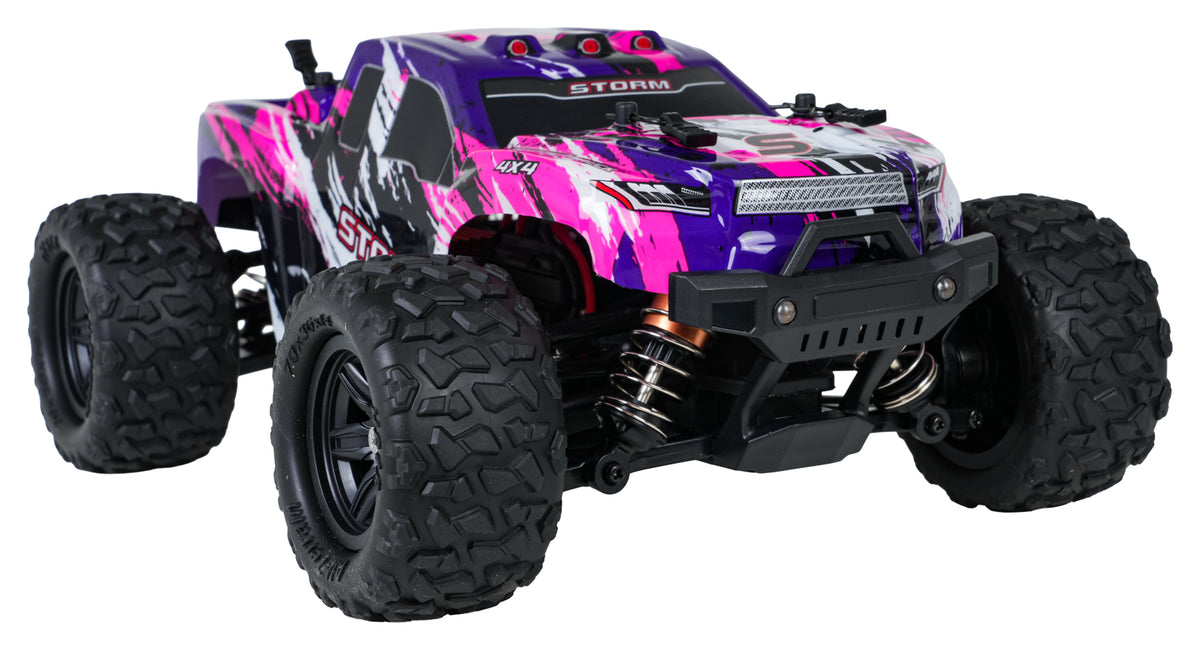 HOSPEED STORM V26 radiovadāms bezceļu monster truck auto mērogā 1:18 ar 4x4 pilnpiedziņu, lielām bezceļu riepām, atsperu amortizatoriem un spilgtu violeti rozā virsbūvi, skats no priekšpuses un sāniem