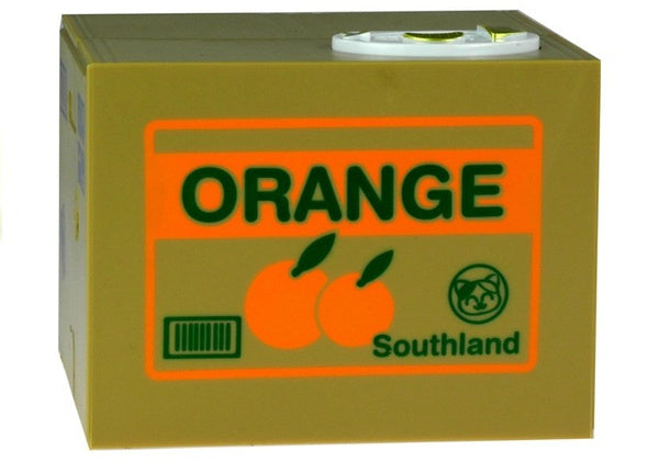 Kaķa krājkases kaste ar uzrakstu Orange un apelsīnu attēlu