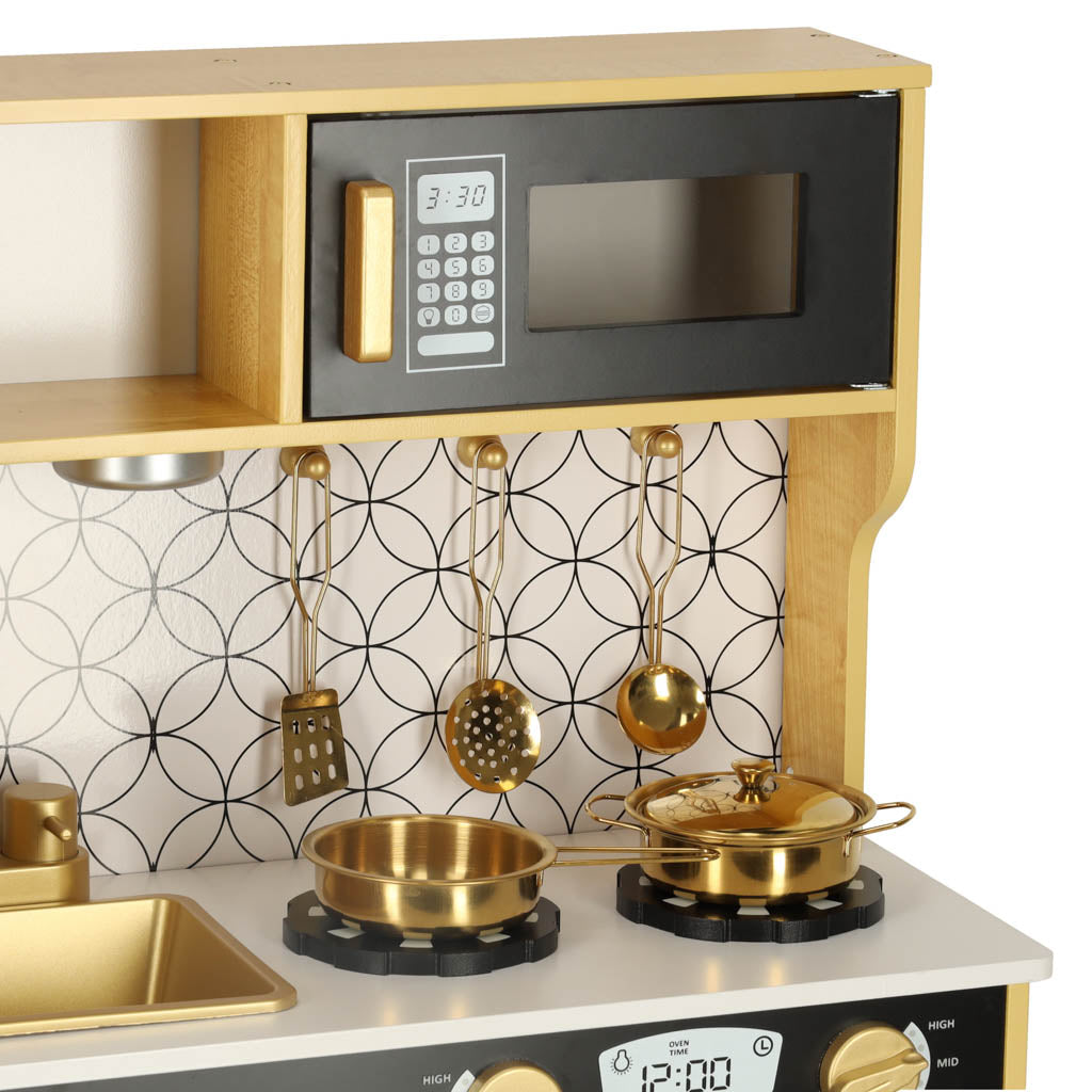 koka bērnu virtuves komplekts ar mikroviļņu krāsni, karotēm un zelta pannām uz plīts