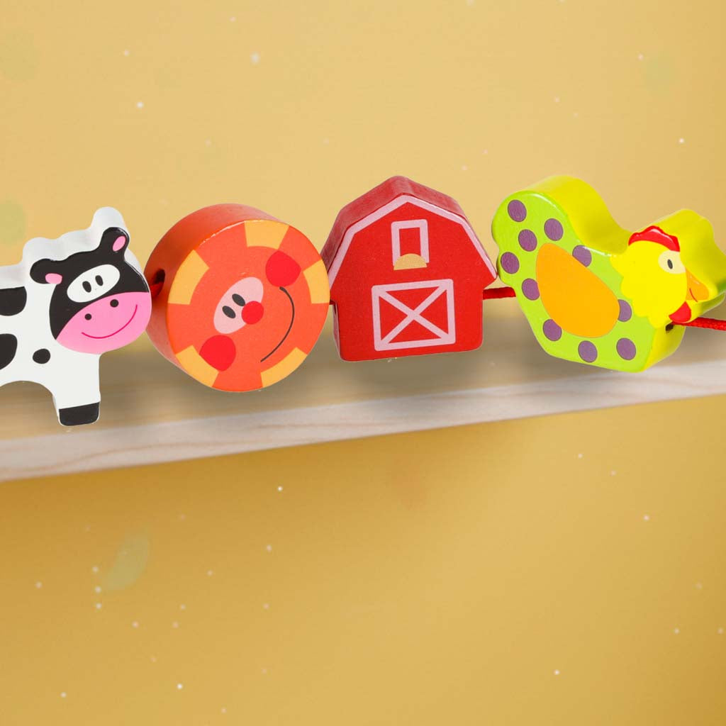 Koka fermas dzīvnieku šņorēšanas rotaļlietas detaļas uz auklas tuvplānā