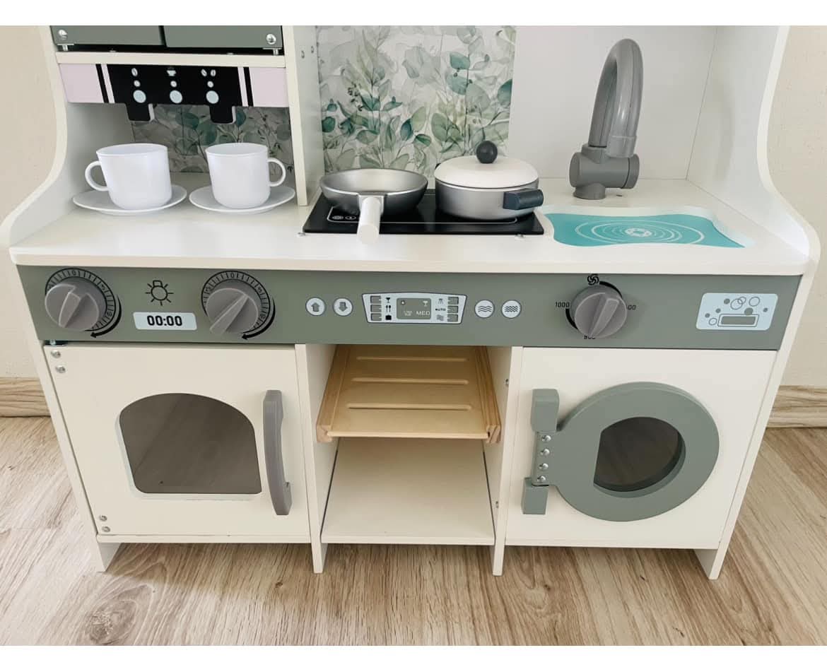 Koka rotaļu virtuves apakšējā daļa ar cepeškrāsni, plīts virsmu, izlietni un traukiem
