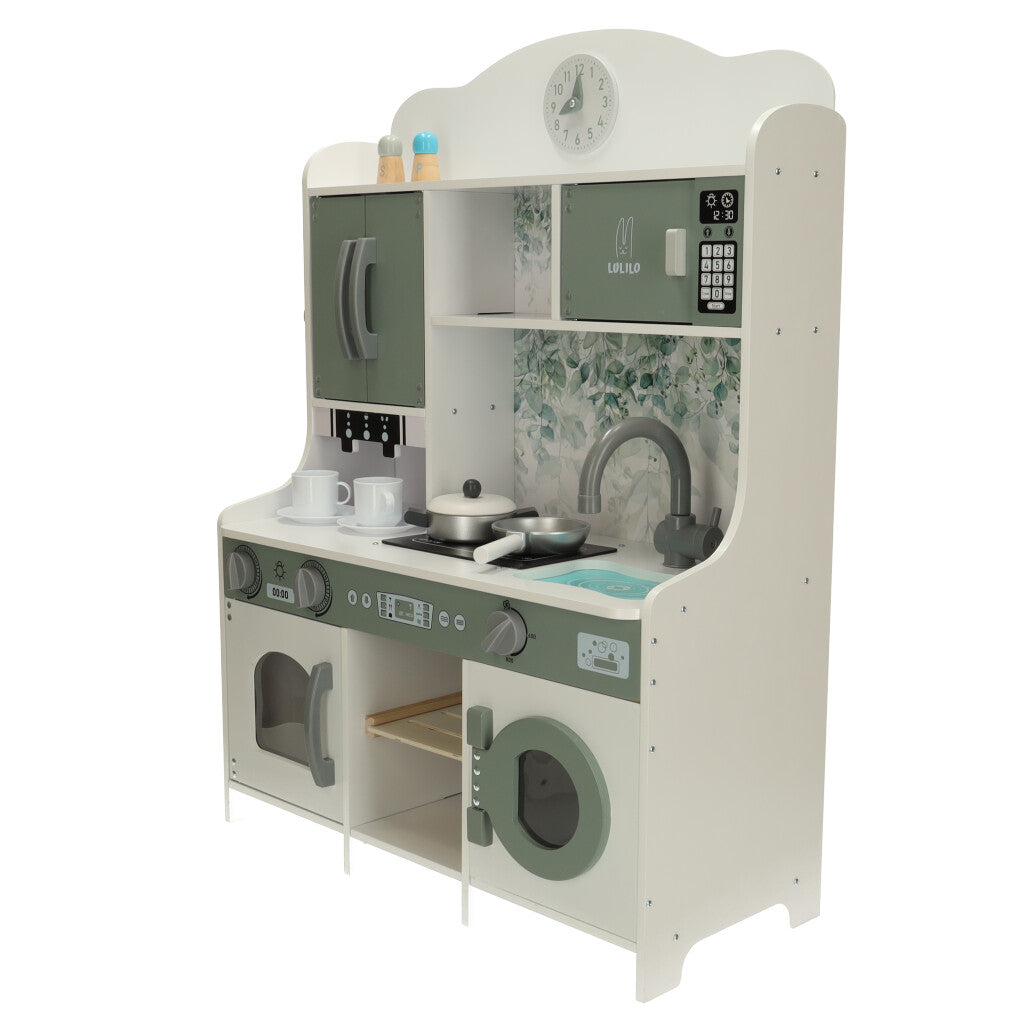 “Zaļa un baltā koka rotaļu virtuve ar plīti, izlietni, skapīšiem un piederumiem.”