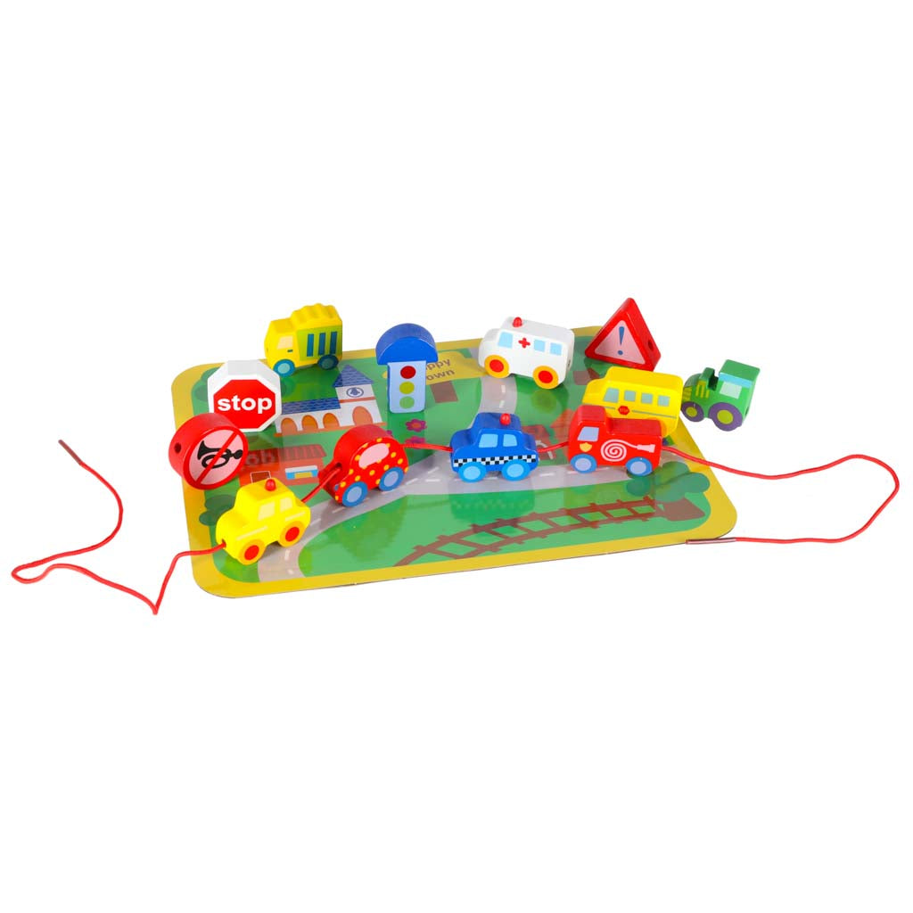 Koka vēršanas rotaļlietas komplekts ar krāsainiem auto, ceļa zīmēm un aukliņu uz spēles pamatnes