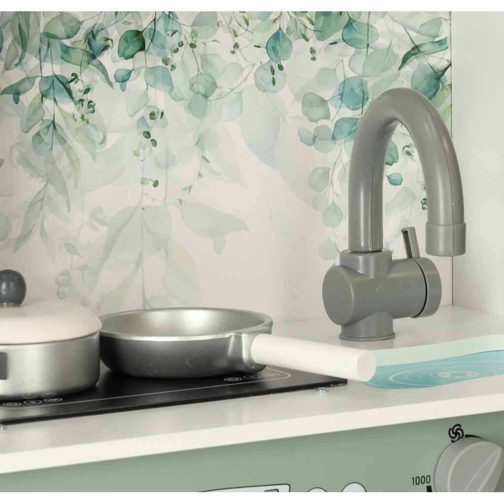 koka-virtuve-izlietne-krans-panna-lulilo