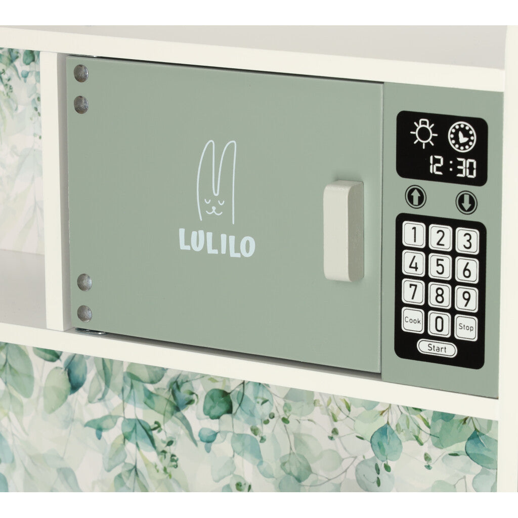 “Koka rotaļu virtuves mikroviļņu krāsns durtiņas ar LULILO logo un taustiņu paneli.”