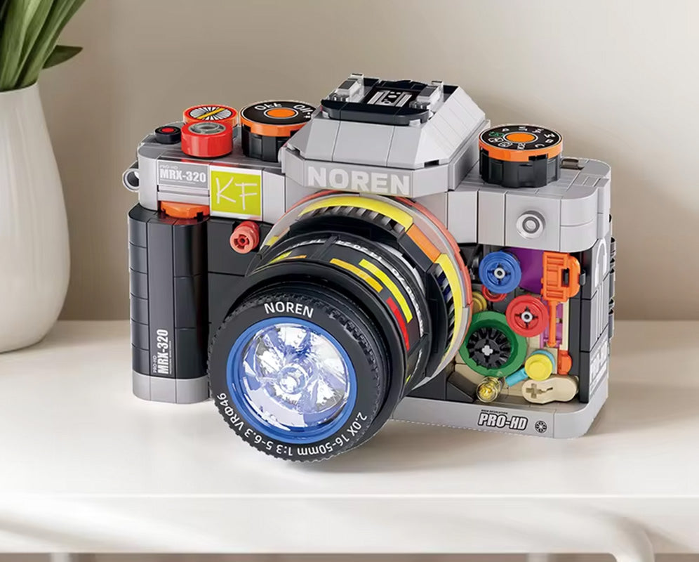 Konstruktors fotoaparāts MRX-320 ar gaismas objektīvu, novietots uz galda