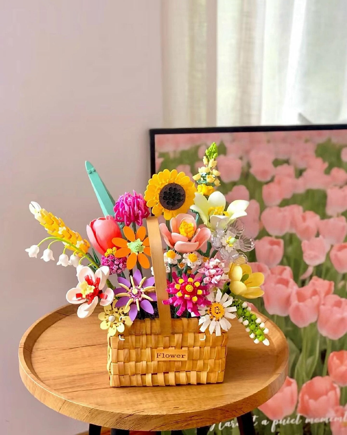 Konstruktoru ziedu kompozīcija dekoratīvā grozā uz galda interjerā