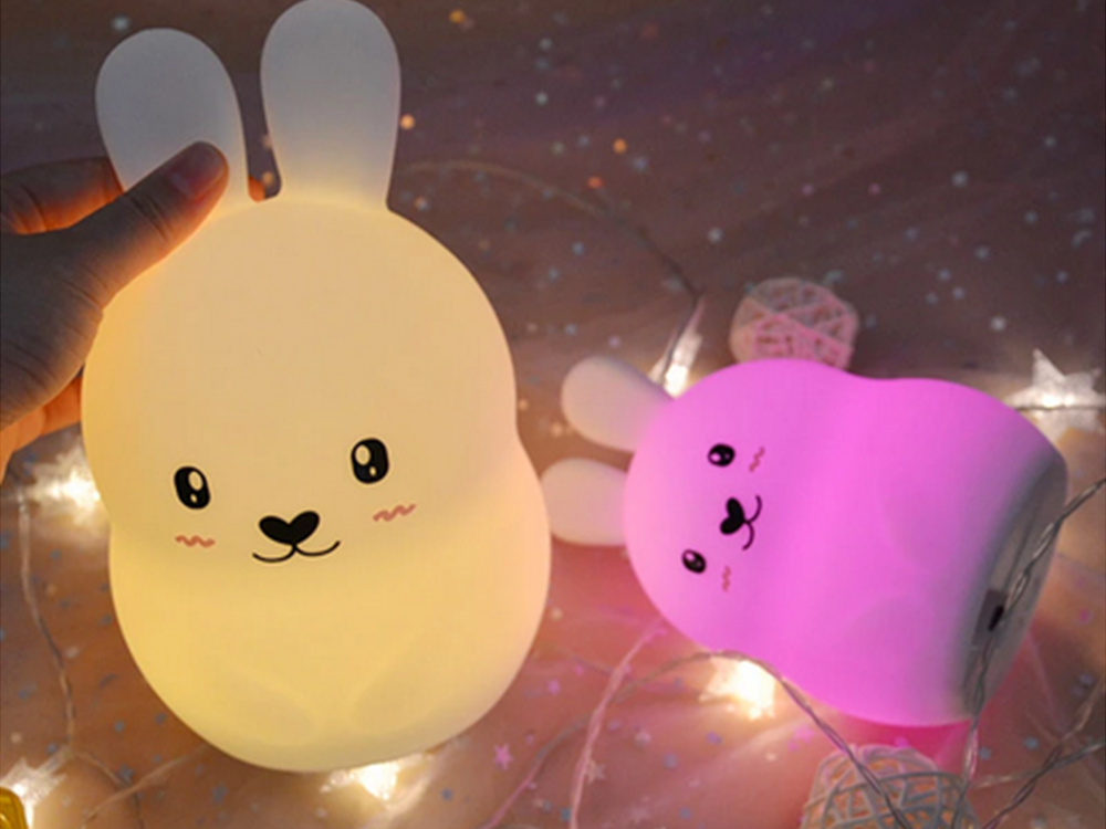 Silikona LED naktslampiņa Zaķis RGB ar tālvadības pulti un USB uzlādi