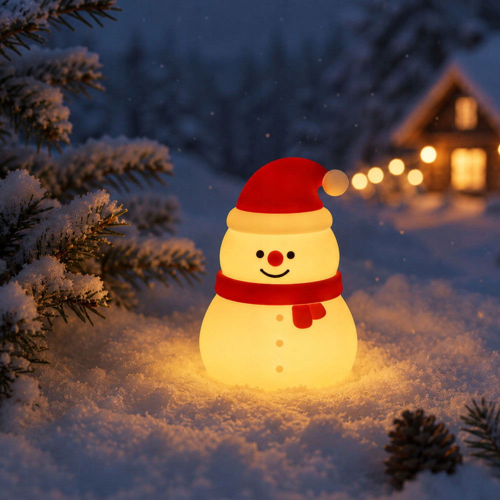 LED Ziemassvētku sniegavīra lampiņa ar siltu gaismu sniegotā ziemas ainavā