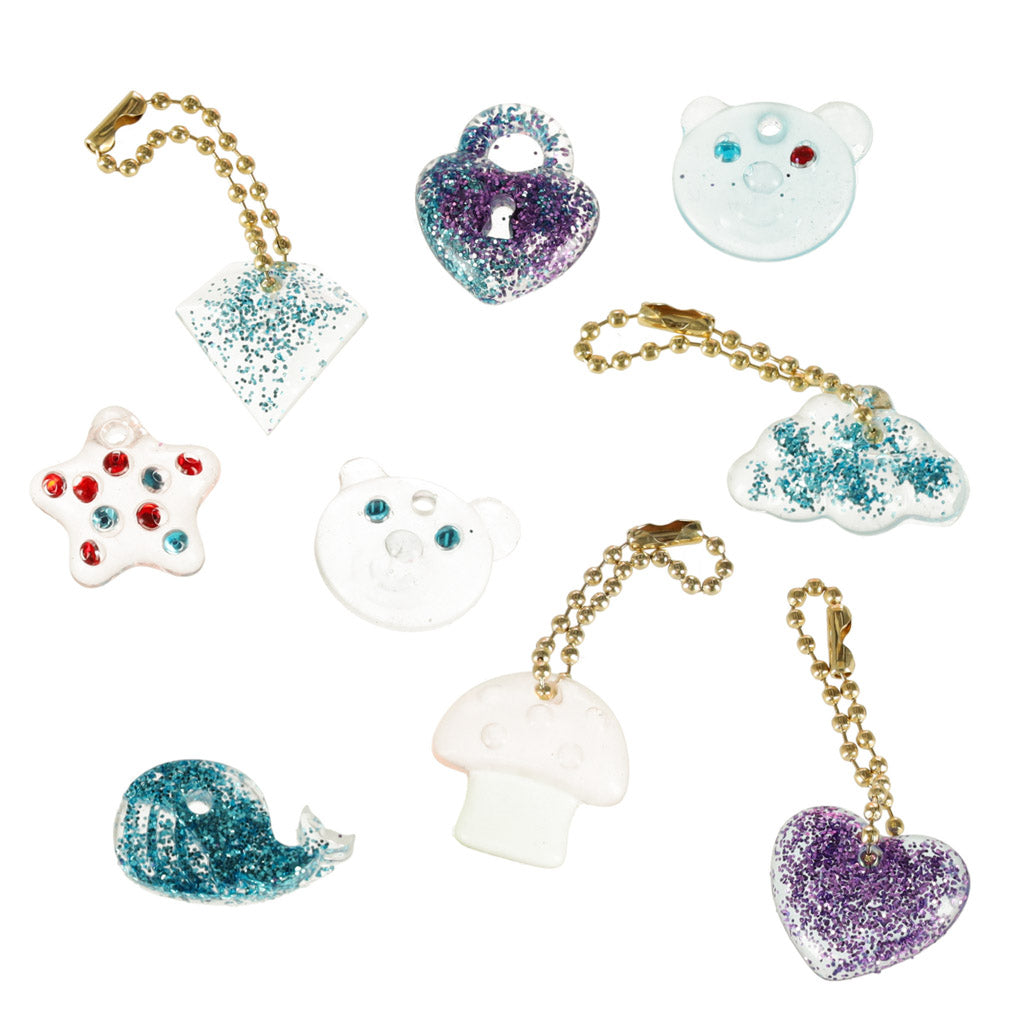 Magic Box komplektā izgatavotie piekariņi ar spīdumiem un ķēdītēm