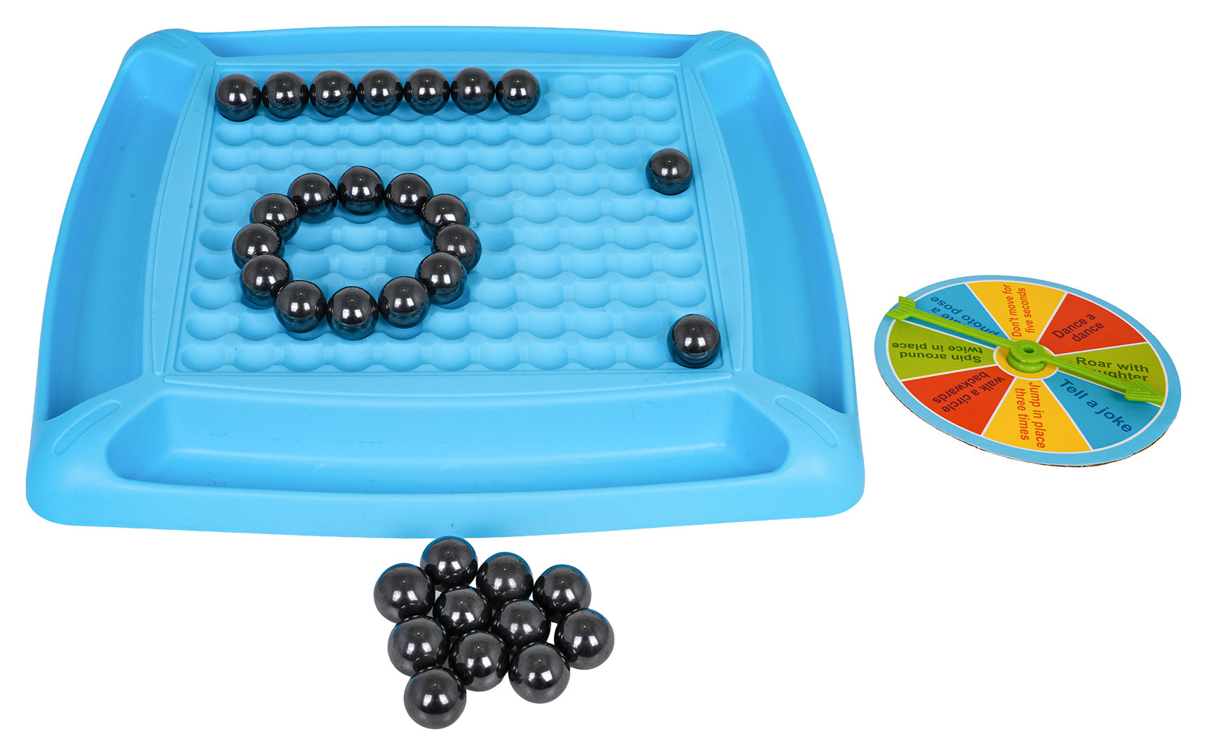 Magnētiskā galda spēle ar zilu laukumu, melnām magnētiskām bumbiņām un krāsainu uzdevumu ripu