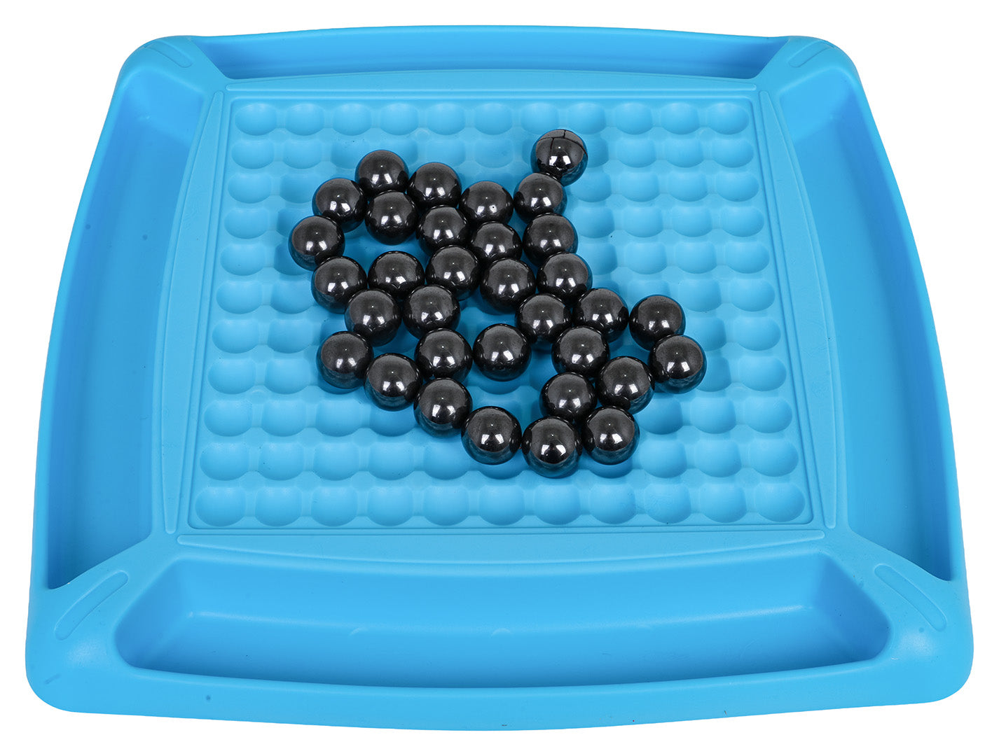 Zils spēles laukums ar sakārtotām melnām magnētiskām bumbiņām magnētiskajā galda spēlē