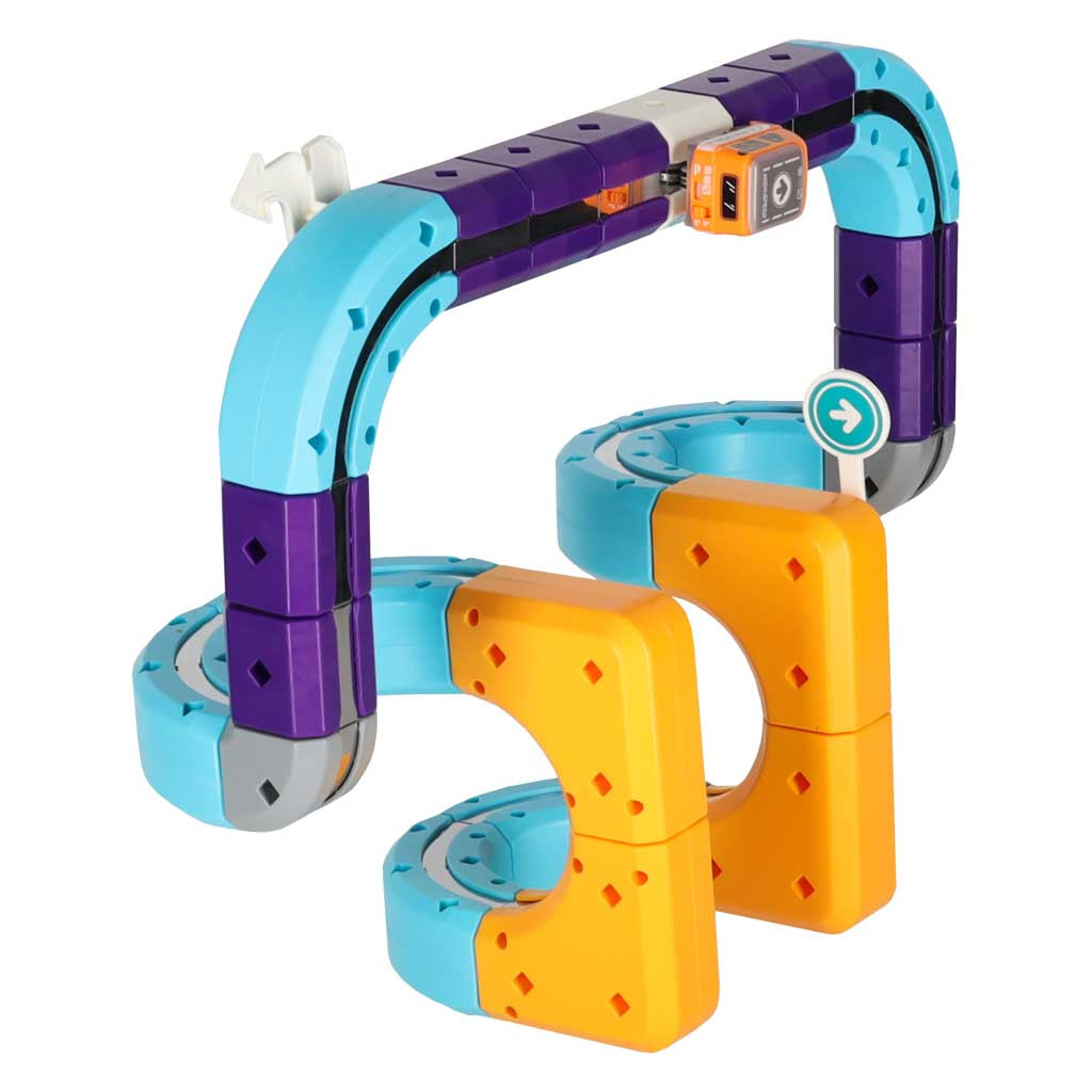 Magnētisko klucīšu trase bērniem ar automašīnu un daudzlīmeņu 3D konstrukciju