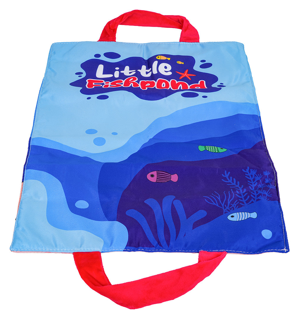 bērnu makšķerēšanas spēles paklājiņš ar uzrakstu "Little Fishpond" un zila okeāna dizainu