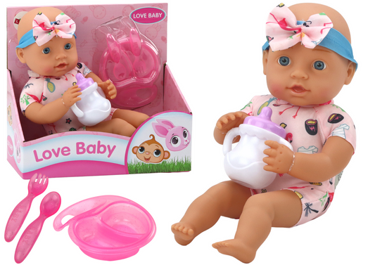 Mazulis ar aksesuāriem un iepakojumu, uz kura uz balta fona ir uzraksts "Love Baby" leantoys zīmols