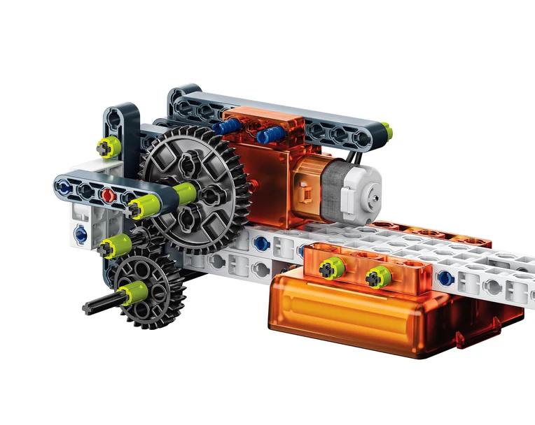 Mehānikas laboratorijas konstruktora elektromotora un zobratu transmisijas tuvplāns