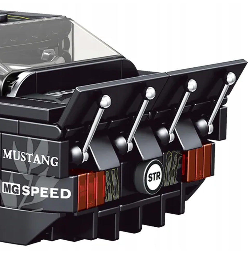 Melnā sporta auto konstruktora aizmugure ar lielu spoileri, sarkanajiem lukturiem un uzrakstiem “MUSTANG”, “MG SPEED” un “STR”