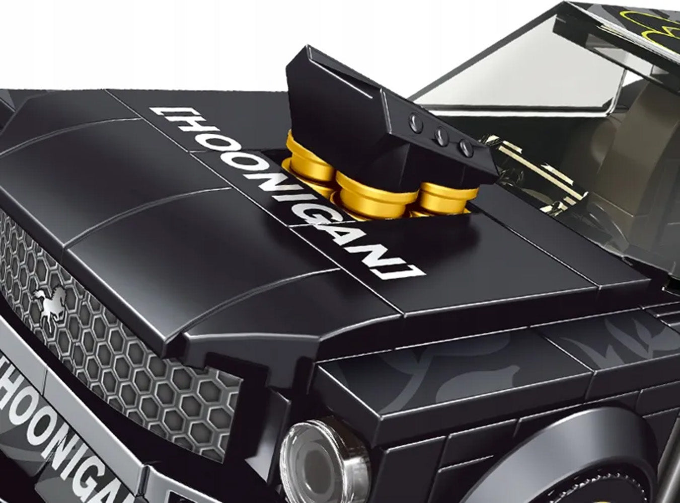 Melnā sporta auto konstruktora motora pārsegs ar zelta gaisa ieplūdi un uzrakstu “HOONIGAN”