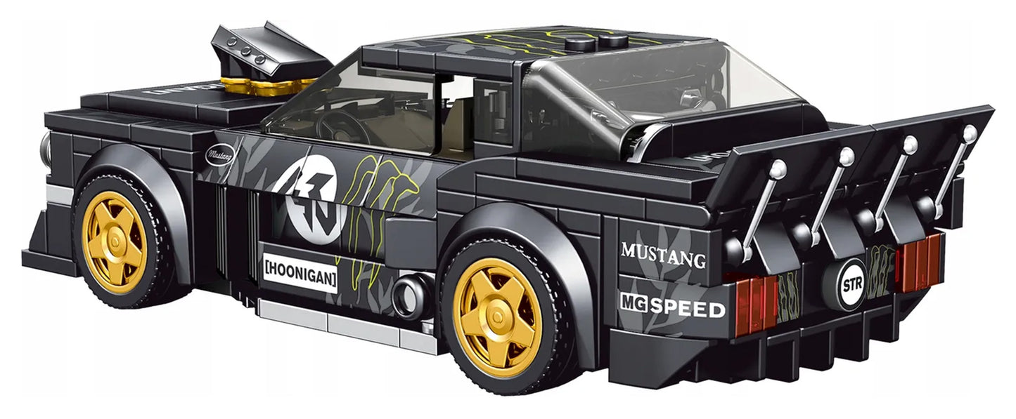 Melnā sporta auto konstruktors ar zelta diskiem un lielu aizmugurējo spoileru