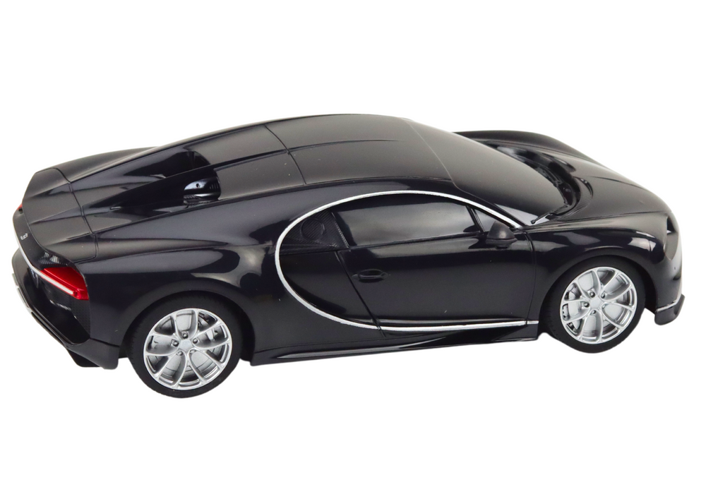 Melns tālvadības sporta auto Bugatti Chiron mērogā 1:24 skatā no aizmugures un sāniem