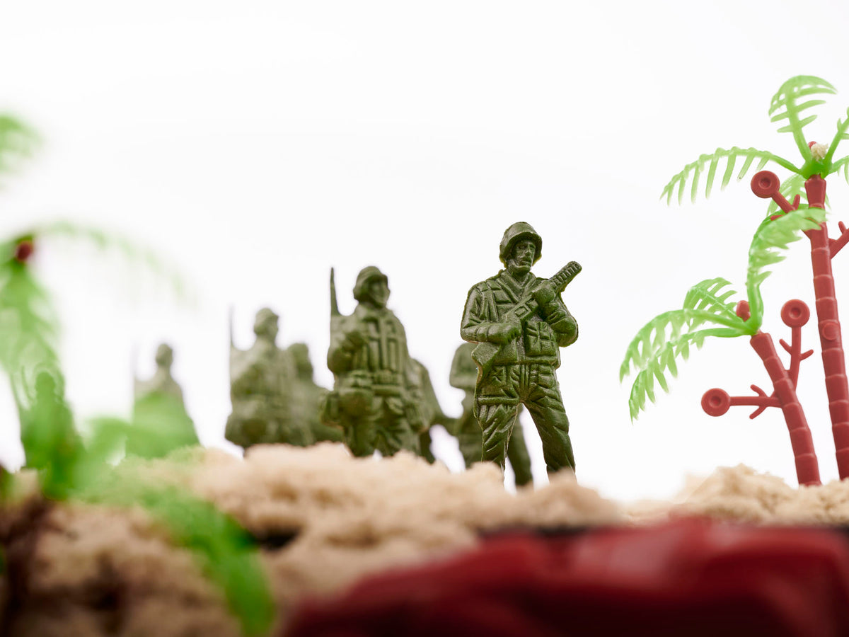 Militārais rotaļu komplekts ar karavīru figūriņām un palmu dekorācijām