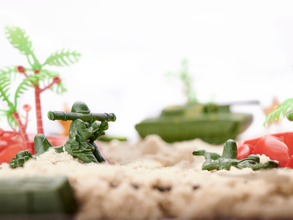 Militārais rotaļu komplekts ar karavīru figūriņām, prettanku ieroci un tanku kaujas ainā
