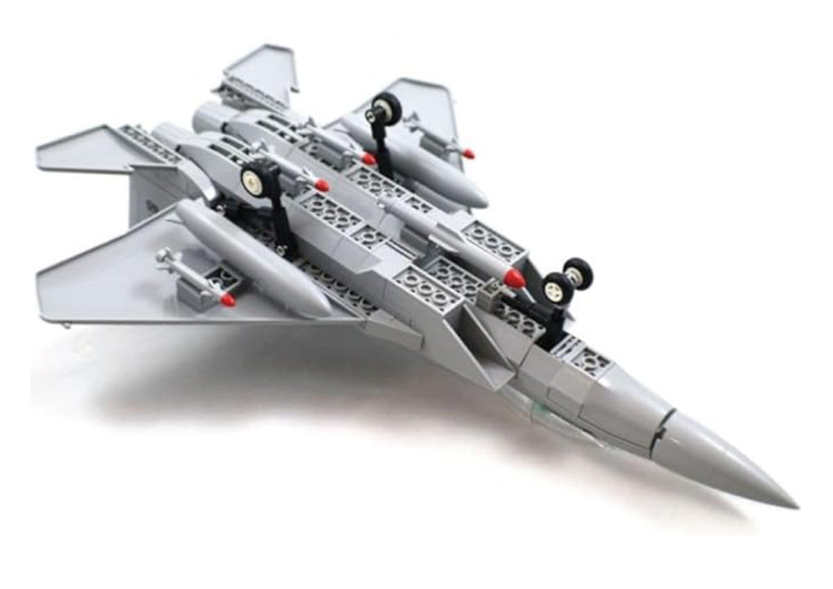 Militārās lidmašīnas F-15 Eagle konstruktors — skats no apakšas ar šasiju un raķetēm