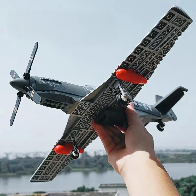 Militārās lidmašīnas P-51 Mustang konstruktors — skats no apakšas rokā ar šasiju un spārniem