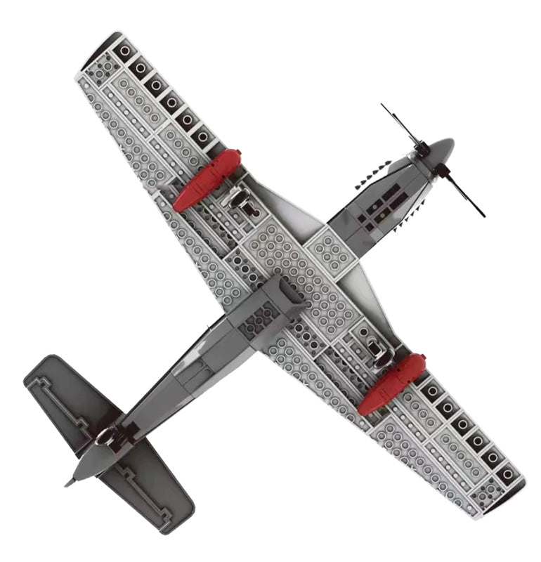 Militārās lidmašīnas P-51 Mustang konstruktors — skats no apakšas