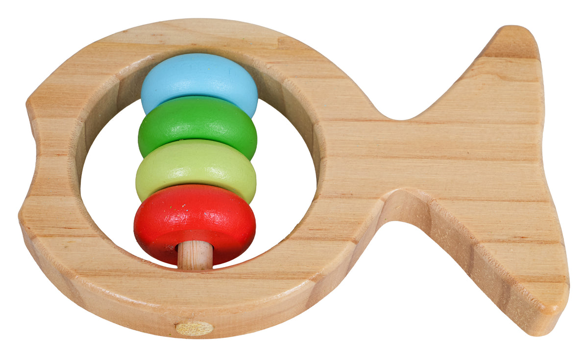 Montessori koka grabulītis zivs formā ar četrām krāsainām koka pērlītēm, kas palīdz attīstīt mazuļa smalko motoriku, satvērienu un roku un acu koordināciju