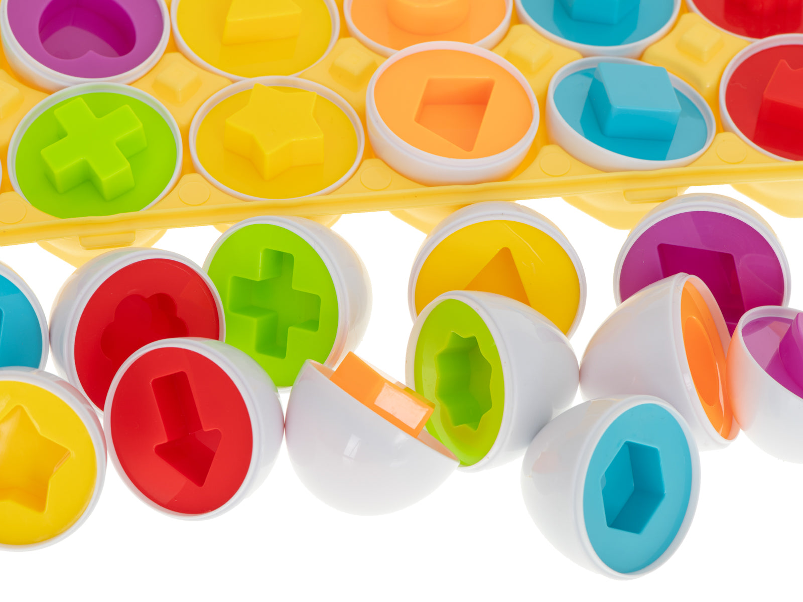 Montessori šķirošanas olu komplekta detaļas ar krāsainām formām un atvērtām olu pusītēm
