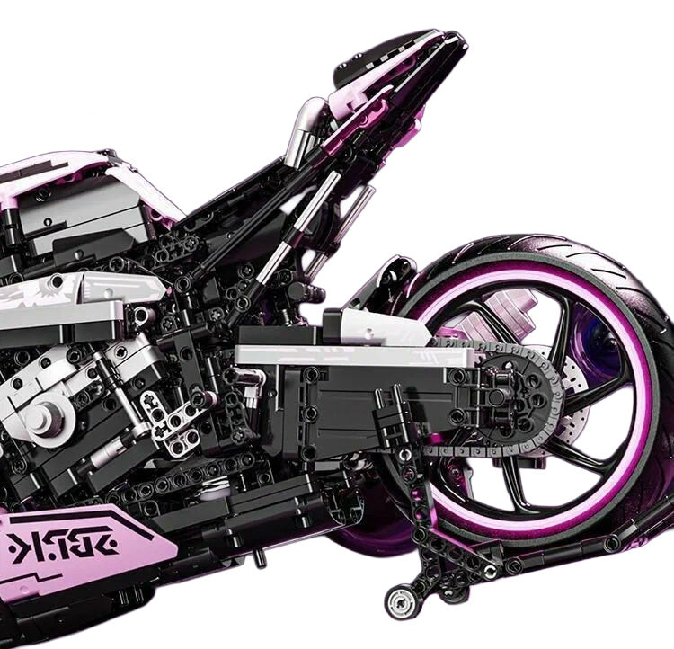 rozā un melna tehniskā motocikla modeļa aizmugurējās daļas tuvplāns ar ķēdi un riteni